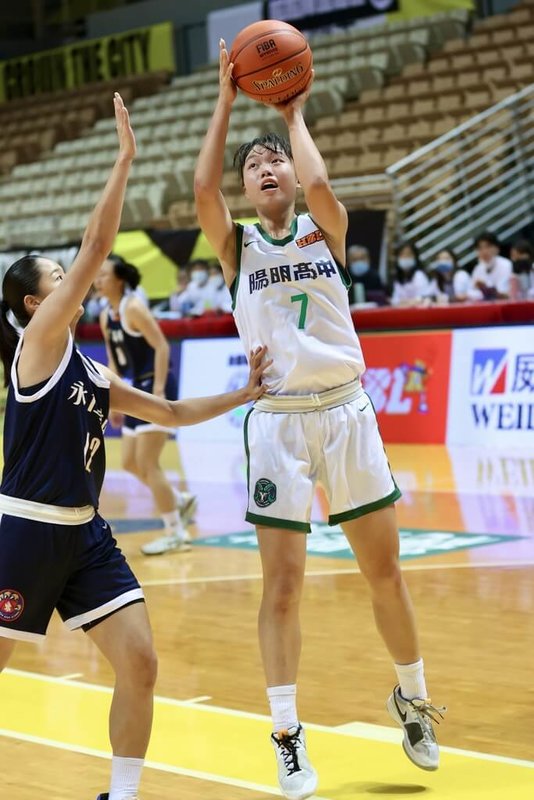 高中籃球聯賽（HBL）女子組複賽陽明高中28日靠著4人得分突破雙位數，其中高一菜鳥中鋒許語珊（右）攻下28分，終場助隊以94比82擊敗永仁高中。（高中體總提供）中央社記者黎建忠傳真  113年1月30日