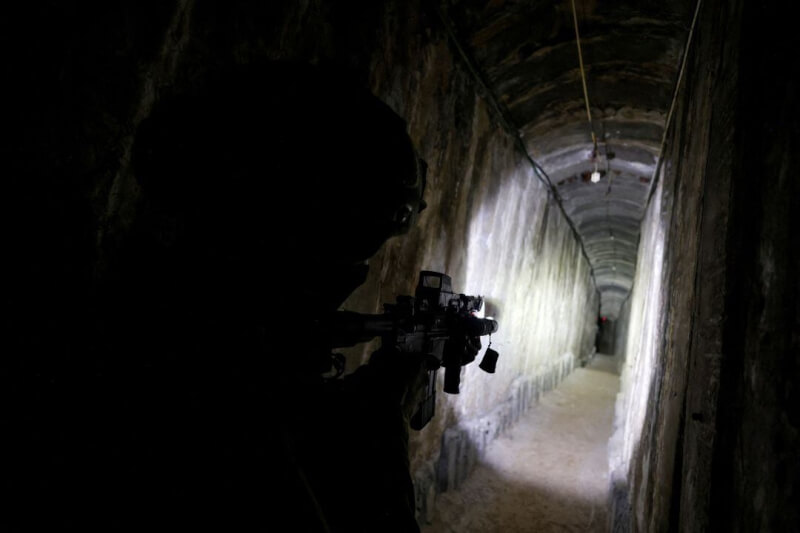 圖為以色列軍人去年11月22日在加薩一間醫院地下的地道中行動。（路透社）