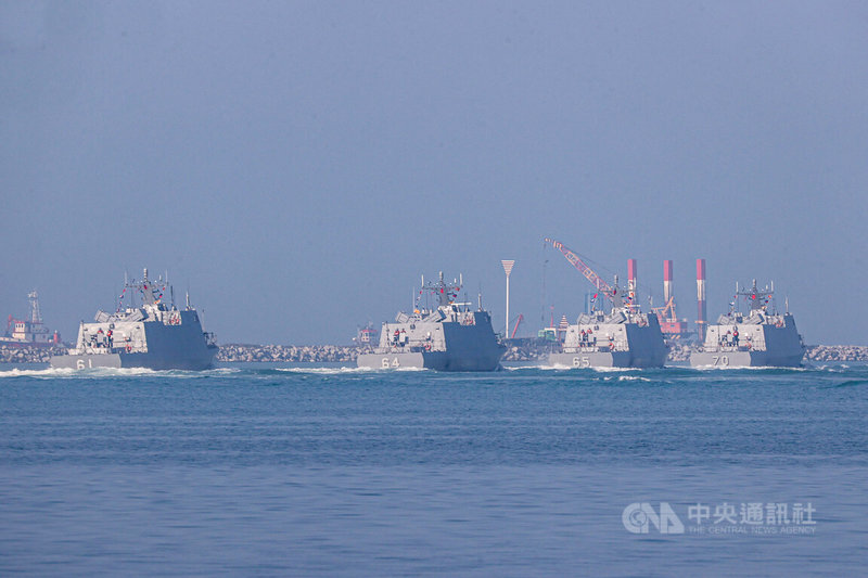 國防部31日舉行「國軍113年春節加強戰備」媒體採訪活動,海軍陸戰隊執行加強戰備操演,以左營港水域為想定場景執行「聯合火力打擊」,光華六號飛彈快艇緊急出港。中央社記者鄭清元攝 113年1月31日