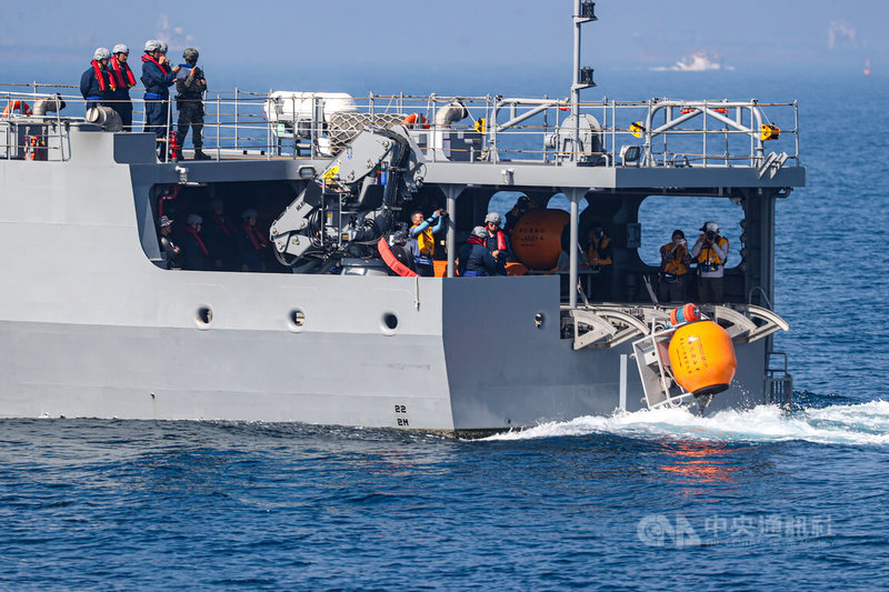 國防部31日舉行「國軍113年春節加強戰備」媒體採訪活動,海軍陸戰隊官兵於海軍左營基地執行聯合火力打擊暨布雷戰備操演。圖為快速布雷艇出港施放水雷。中央社記者鄭清元攝 113年1月31日