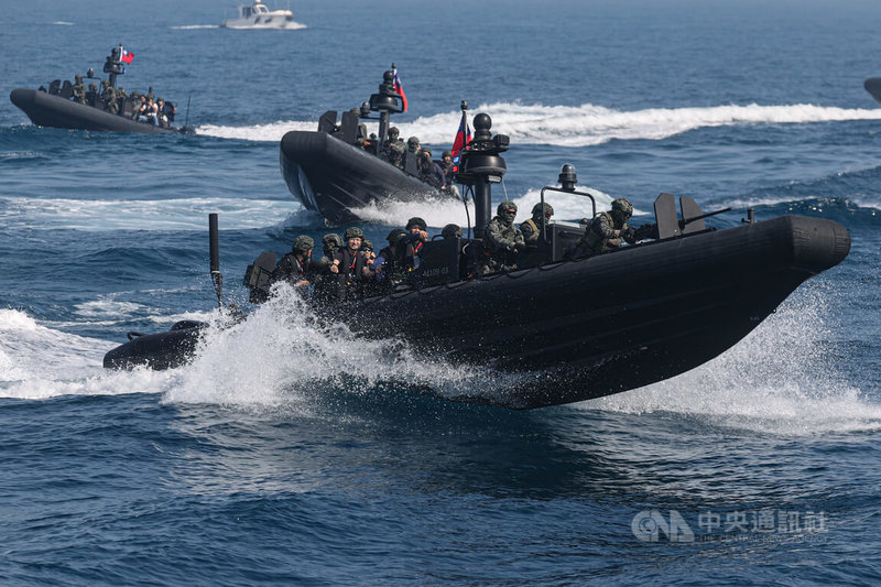 國軍31日在海軍左營基地舉行113年春節加強戰備演練,模擬M109特種作戰突擊艇緊急出港進行海上戒護,捍衛領海安全。中央社記者鄭清元攝 113年1月31日