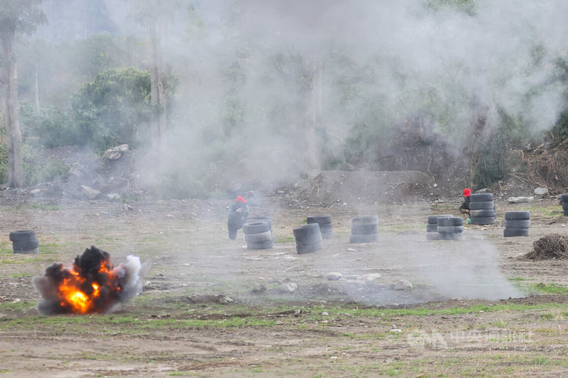 國軍31日在陸軍台東地區指揮部舉行113年春節加強戰備操演，以「重要目標防護反滲透、反特攻」為主題進行演練，模擬敵軍突擊進攻及國軍應變情形。中央社記者鄭清元攝  113年1月31日