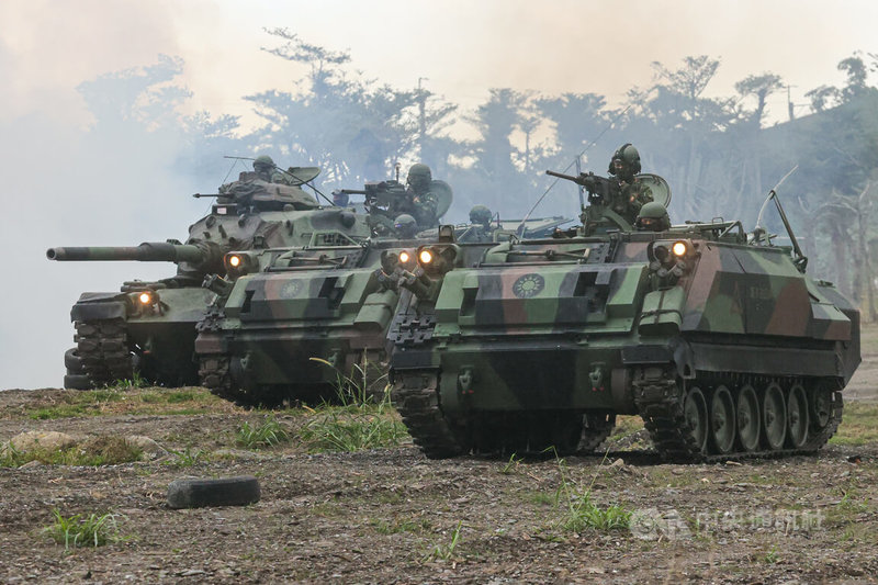 國防部31日舉行「國軍113年春節加強戰備」媒體採訪活動，陸軍官兵在台東指揮部執行重要目標防護反滲透、反特攻操演，藉模擬實戰化演練，展現各兵種協同作戰默契及實戰化訓練成果，展示國軍全天候衛戍家園的戰力，CM21甲車（右）、M60A3戰車（左）皆出動。中央社記者鄭清元攝  113年1月31日