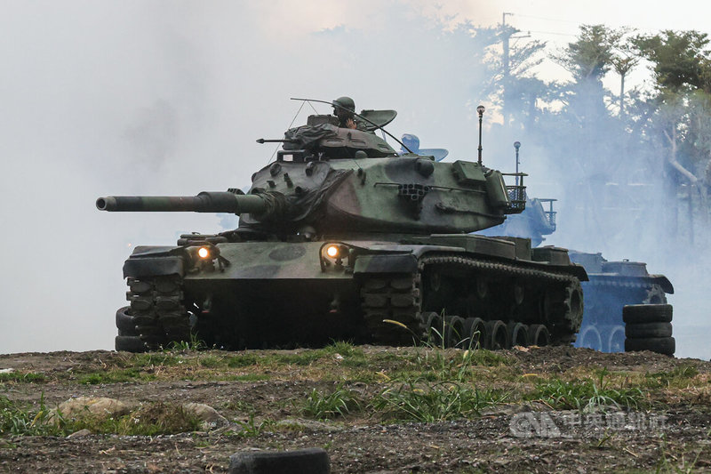 陸軍第二作戰區31日舉行「國軍113年春節加強戰備」操演，出動M60A3戰車等載具，與狙擊手搭配執行任務，操演模擬敵方特工突入及機降突襲，部隊發起攻勢並奪取目標。中央社記者鄭清元攝  113年1月31日