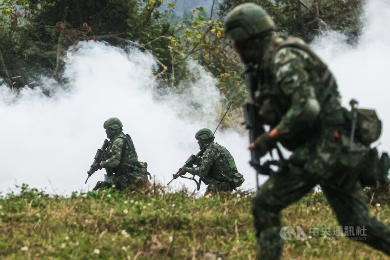 國防部31日舉行「國軍113年春節加強戰備」媒體採訪活動，陸軍官兵在台東指揮部執行重要目標防護反滲透、反特攻操演，在戰車排發煙掩護下，機步排執行超越攻擊。中央社記者鄭清元攝  113年1月31日