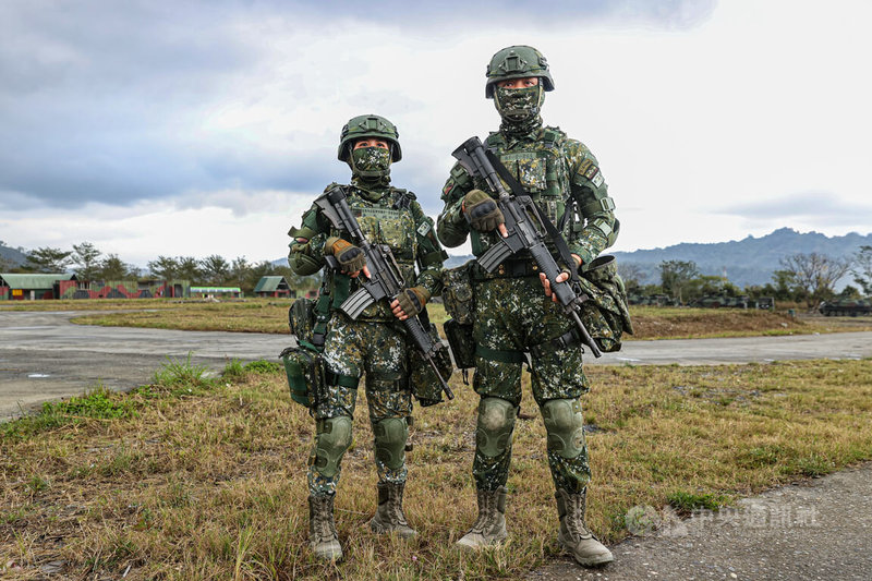 肩負東部地區戰備重任的陸軍第二作戰區31日舉行春節前加強戰備操演，機步一營一連中士班長邱旻杰（右）、機步一營營部連中士台長柯廷穎（左）夫妻一同參與演練。中央社記者鄭清元攝  113年1月31日