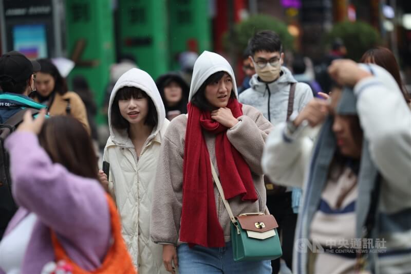 圖為台北市信義區街頭的民眾戴上帽子、圍巾禦寒。（中央社檔案照片）