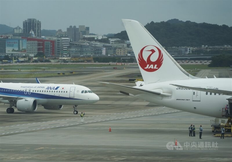 圖為日本航班在台北松山機場起降。（中央社檔案照片）