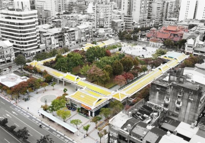 台北市都審會日前預審艋舺公園改建案,申設單位在會議表示,艋舺公園現有黃色屋頂具封閉且有尊貴感,規劃拆除部分迴廊,延伸龍山寺中軸視野,盼打造成為「台版表參道」概念。圖為艋舺公園現況空拍示意圖。(公園處提供)中央社記者劉建邦傳真 113年1月30日