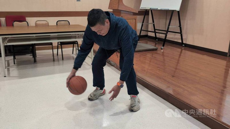 今年54歲、從事室內裝潢的詹先生,業餘時熱愛打籃球,2023年在工作中摔跤,造成他股骨軟骨破裂,經過「一次性自體軟骨修復」後約半年,目前已能深蹲、運球,更可望重回球場。中央社記者曾以寧攝 113年1月31日