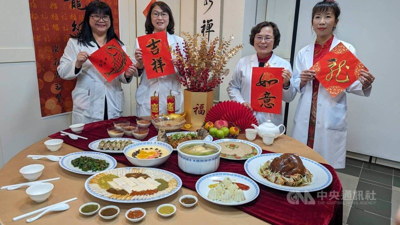 農曆春節將至，台北榮總31日特別推出「老阿祖的年夜飯」食譜，利用料理手法軟化食材質地，讓高齡長者也能開心享受色香味俱全的年菜。中央社記者曾以寧攝  113年1月31日