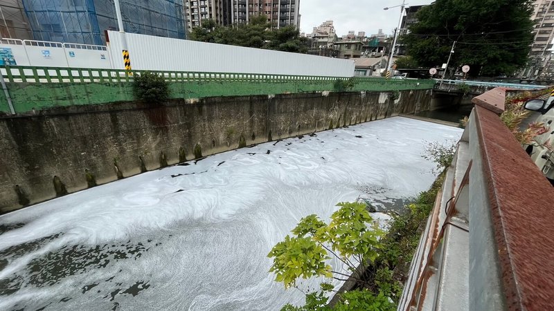 新北市土城區青隆路旁的柑林埤溝遭嚴重污染，充滿白色泡沫且瀰漫惡臭，市府環保局31日表示，持續追查後已鎖定特定對象，將進一步確認是否肇事禍首及污染因素，若確認將重罰。（民眾黃小姐提供）中央社記者黃旭昇新北傳真  113年1月31日