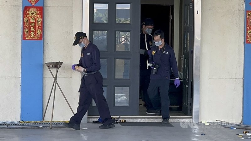 雲林縣虎尾警分局31日上午接獲民眾報案，指稱虎尾鎮某廠房發生槍擊案，警方趕到現場逮捕張姓男子等3人，全案依槍械案積極偵辦。中央社記者姜宜菁攝  113年1月31日