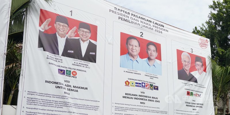 印尼2月14日將舉行總統大選，外交部門口擺放3組正副總統候選人的介紹及照片，分別是阿尼斯（左1）和副手穆海明（左2）、普拉伯沃（左3）和副手吉伯朗（右3）、甘查爾（右2）和副手馬福（右1）。中央社記者李宗憲雅加達攝  113年1月31日