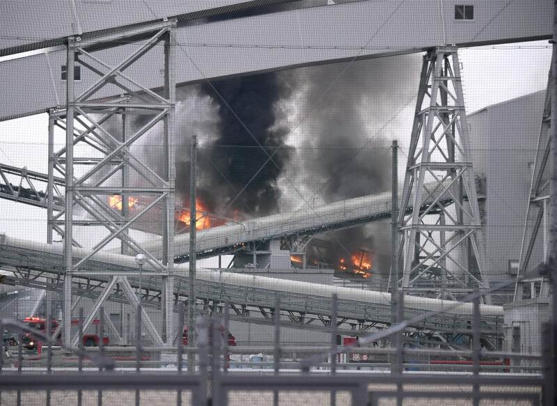 日本愛知縣的武豐火力發電廠31日疑似發生爆炸，當地消防隊已出動14輛消防車前往灌救。（共同社）