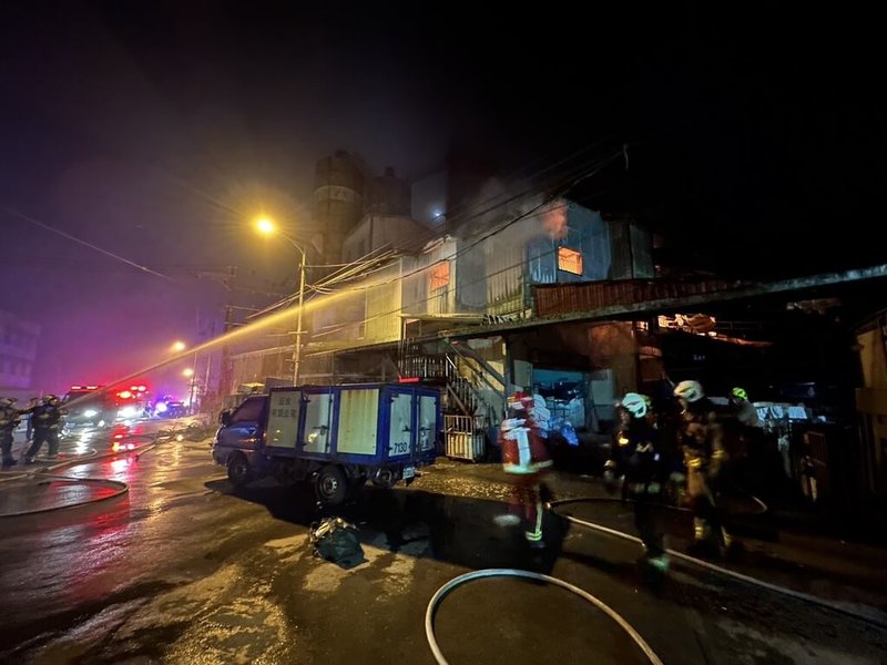 基隆市大武崙工業區一間洗衣工廠（圖）1日凌晨0時許起火燃燒，消防人員抵達時工廠2樓已全面燃燒，火勢於凌晨1時39分撲滅，燃燒面積約240平方公尺，所幸無人傷亡，起火原因尚待調查。（讀者提供）中央社記者王朝鈺傳真 113年2月1日