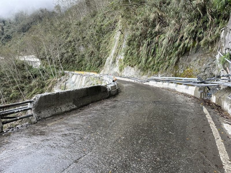 南橫公路台東端鄰近哈利普松明隧道，因擋土牆工程1日和6日交通管制，每2小時放行10分鐘，中午不管制。（關山工務段提供）中央社記者盧太城台東傳真  113年2月1日