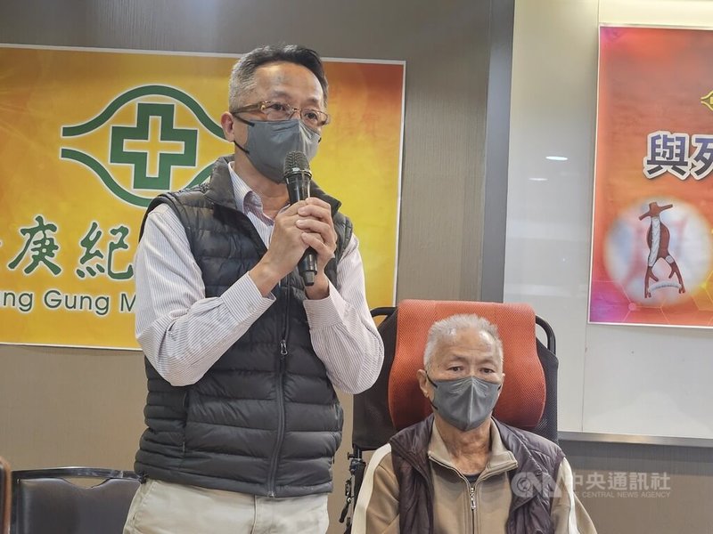 78歲徐先生（右）112年9月腹主動脈瘤破裂休克，面臨3度瀕死，成功被救回，徐先生的兒子（左）1日陪著父親分享經驗，並感謝醫療團隊。中央社記者陳婕翎攝  113年2月1日