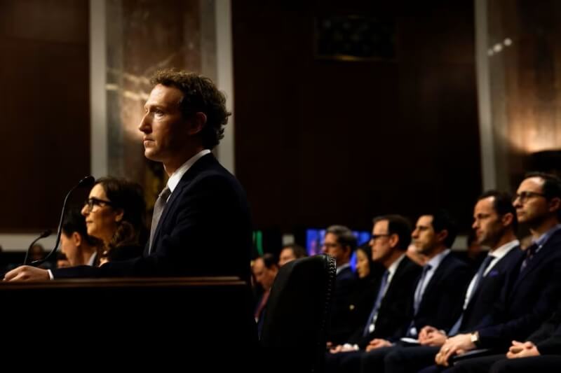 Meta執行長兼臉書創辦人祖克柏（右前）1月31日出席一場聽證會，就社群媒體傷害兒童等問題做出回應。（路透社）