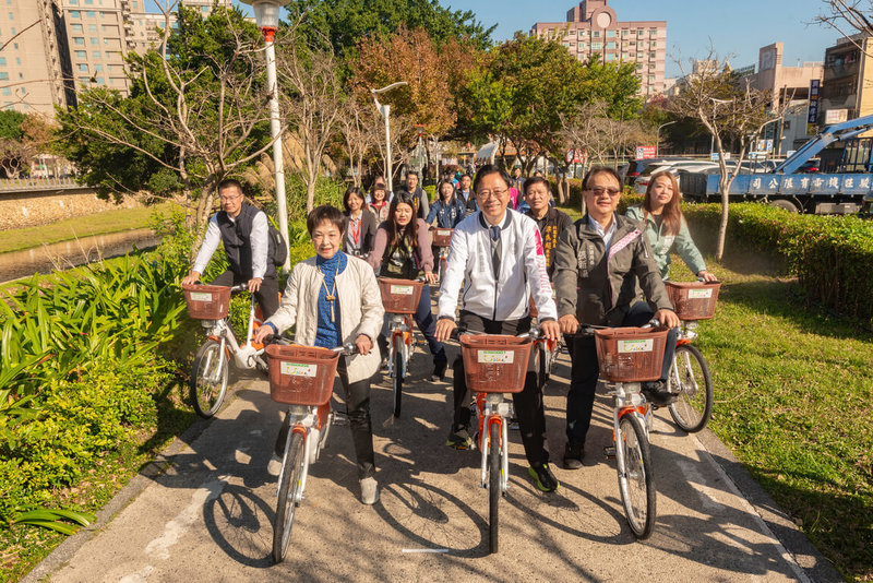 桃園市YouBike2.0E電輔車1日上路，市長張善政（前中）出席記者會表示，率先於北北桃生活圈投入600輛，未來也將視使用情形評估增加車數。（桃市府提供） 中央社記者葉臻傳真  113年2月1日