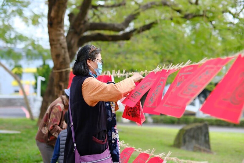 國立台灣工藝研究發展中心將於11日至14日推出新春市集、新春閱讀、新春體驗、新春樂音、新春競技、新春展秀主題活動，有樂團演出、手作課程、解謎遊戲、文創工藝市集、主題展等。圖為新春體驗版畫拓印。（工藝中心提供）中央社記者蕭博陽南投縣傳真  113年2月1日