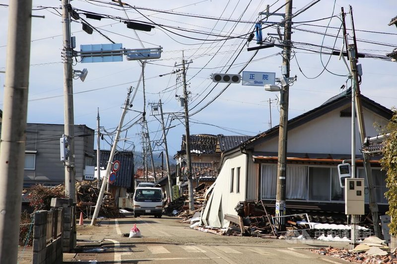 日本元旦發生的石川縣能登半島強震，在半島北方的珠洲市有101人罹難，全市9成屋舍毀損。道路柔腸寸斷，至少需1、2年才能修復。中央社記者楊明珠石川攝 113年2月1日