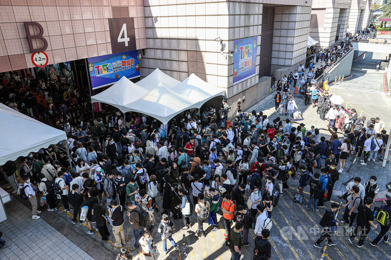 第12屆台北國際動漫節1日上午在世貿1館盛大舉行，吸引許多動漫迷前來逛展，現場人潮眾多，排隊人龍延伸到場外。中央社記者鄭清元攝　113年2月1日