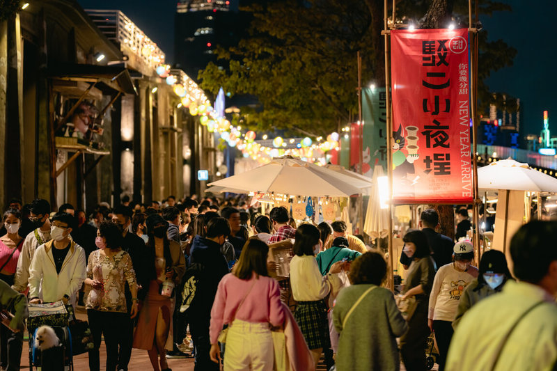 高雄市文化局所屬文化場館春節不打烊，其中每年都吸引眾多人潮的「駁二小夜埕」市集，今年有將近380家手作品牌、美食攤車齊聚。（高雄市文化局提供）中央社記者蔡孟妤傳真  113年2月1日