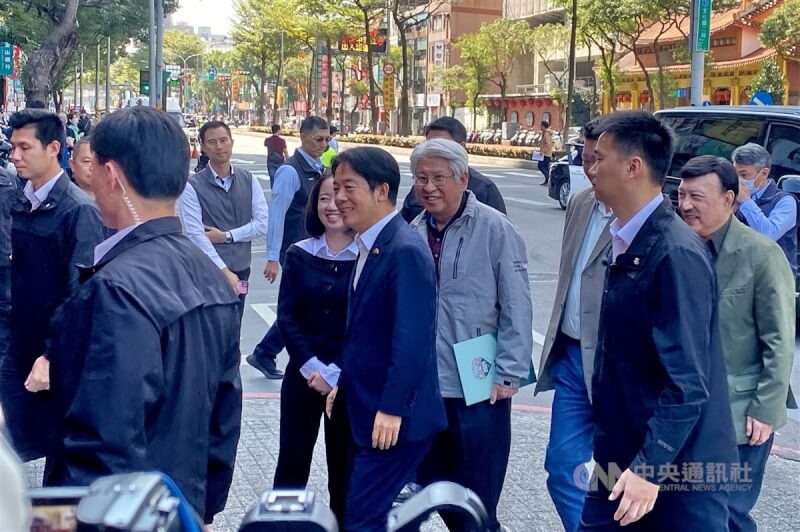 民進黨主席、總統當選人賴清德(前中)1日中午到新北市板橋區出席「賴清德蕭美琴TEAM新北!感恩餐會」,對於記者詢問立法院長、副院長選舉相關議題,並未回答。中央社記者黃旭昇新北攝 113年2月1日