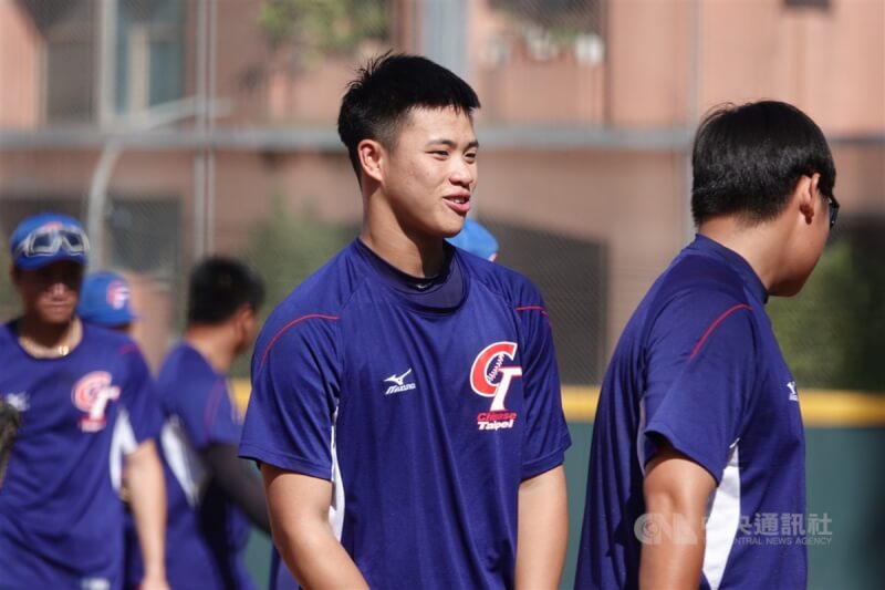 加盟日職火腿鬥士隊的台灣投手孫易磊（右2）。（中央社檔案照片）