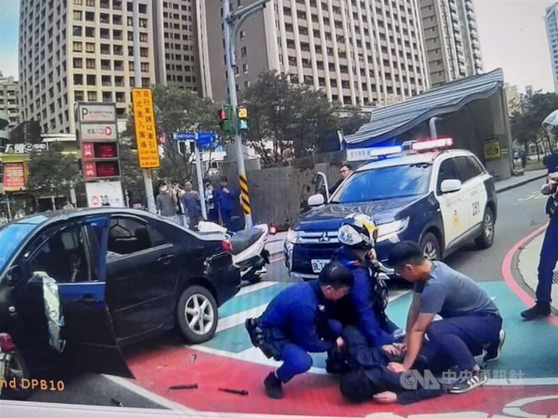 桃園市警察局桃園分局員警1日下午圍捕48歲古姓詐欺通緝犯,古男為逃避追捕,駕車違規逆向行駛並衝撞警車,造成多人受傷,警方最後成功破窗壓制逮人,全案依法送辦。(翻攝照片)中央社記者葉臻傳真 113年2月1日
