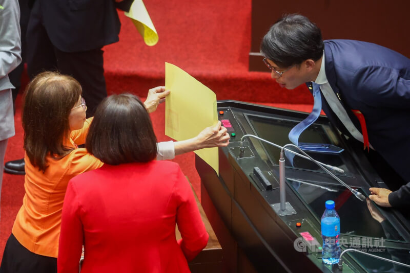 民眾黨立委陳昭姿（左）蓋完副院長票後，特別亮票給黨團總召黃國昌（右）檢查無誤才投入票匭。中央社記者王騰毅攝 113年2月1日