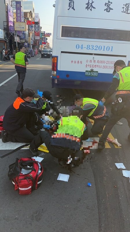 80多歲杜姓老夫婦1日下午步行經過彰化縣溪湖鎮一處路口時遭一輛員林客運公車撞擊，杜姓老翁遭輾當場死亡，老婦則是右腿膝蓋以下斷肢、左小腿開放性骨折及全身多處外傷，消防局獲報派出救護車將老婦送醫急救。（民眾提供）中央社記者蕭博陽彰化縣傳真  113年2月1日