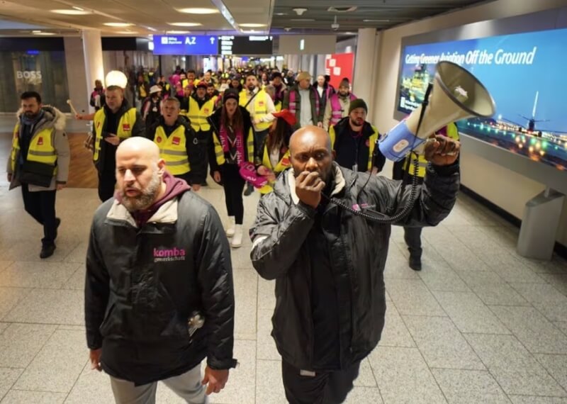 1日德國法蘭克福，機場安全工作人員罷工。（路透社）