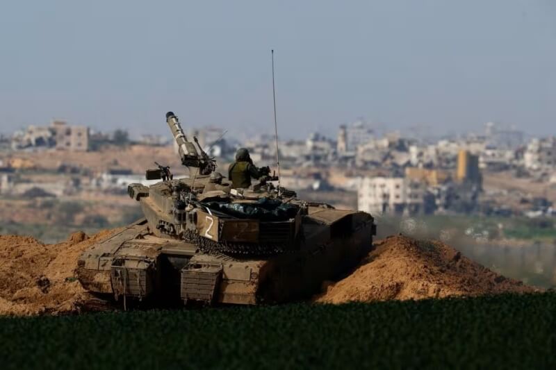 以色列坦克1月30日沿著加薩北部邊境進行演習。（路透社）