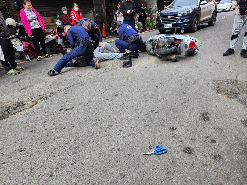 一名婦人2日在新竹縣湖口鄉民生街菜市場購物時遭騎機車的陳姓男子從身後拉扯皮包欲行搶，還持剪刀要剪斷皮包背帶，婦人當場呼救，附近銀行執勤警力聞聲趕到，一旁民眾也加入幫忙，警民合力將陳男制伏逮捕。（警方提供）中央社記者郭宣彣傳真  113年2月2日