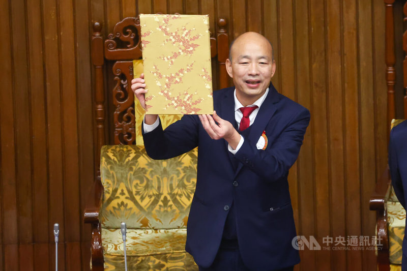 韓國瑜2月1日當選立法院長，高舉當選證書。（中央社檔案照片）