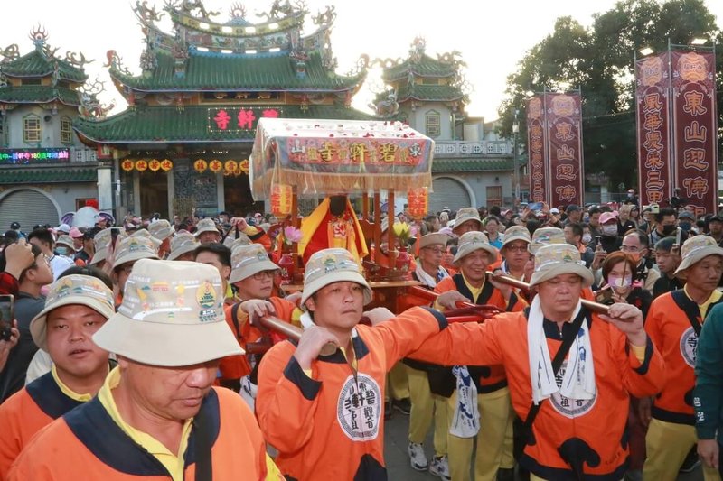 一年一度的國家重要民俗「東山碧軒寺迎佛祖暨遶境」活動2日清晨起駕登場，眾信徒陪伴觀音佛祖「正二媽」走上古香路。（台南市政府提供）中央社記者張榮祥台南傳真  113年2月2日