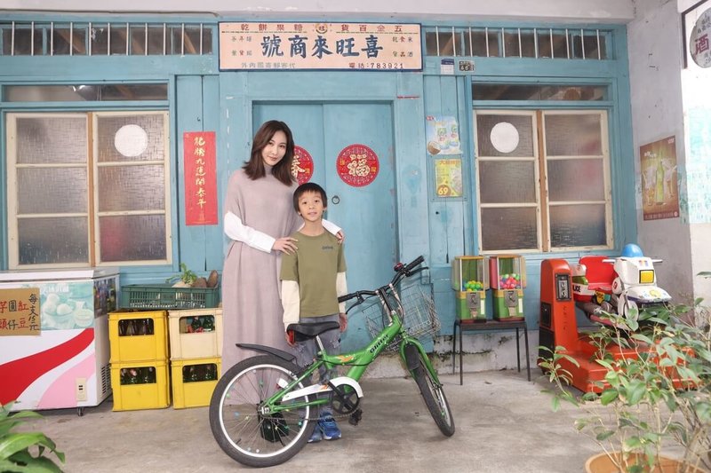 演員曾莞婷(左)受兒童情境喜劇「什麼都沒有雜貨店」劇本吸引,客串演出將孩子託養在雜貨店的單親媽媽,目前全劇已殺青,預計下半年上檔。(公視提供)中央社記者葉冠吟傳真 113年2月2日