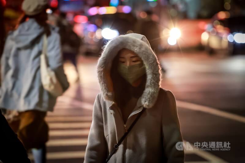 圖為新北市板橋區街頭民眾穿起保暖大衣禦寒。（中央社檔案照片）