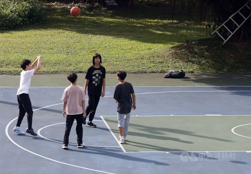 圖為小朋友放寒假，把握好天氣到台北市一處河濱運動公園打籃球。中央社記者郭日曉攝 113年2月1日