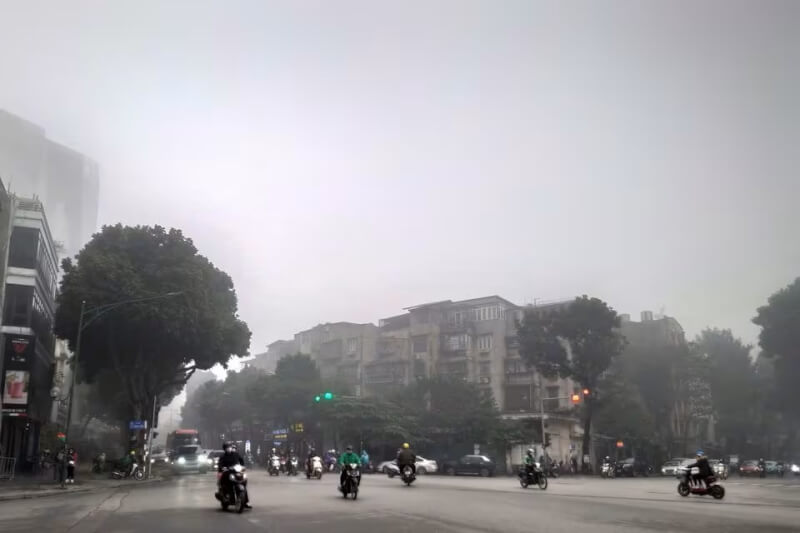越南首都河內2日遭濃霧籠罩。（路透社）