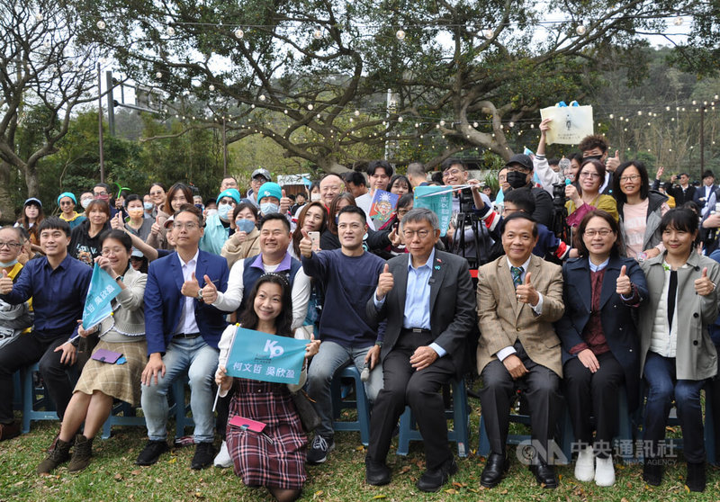 民眾黨主席柯文哲（前排右4）3日下午到桃園市出席楊梅小草見面會，與支持者合影。中央社記者葉臻攝 113年2月3日