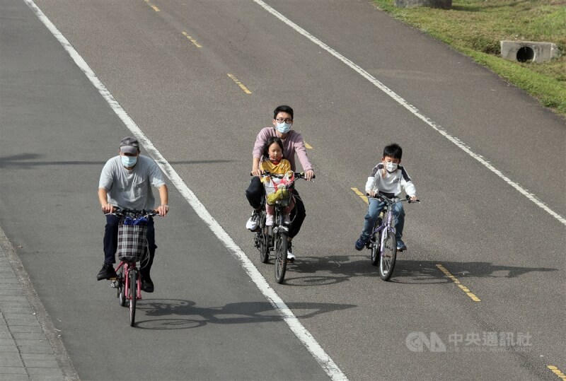 圖為台北市一處河濱運動公園，民眾帶小朋友騎單車到公園放電。（中央社檔案照片）