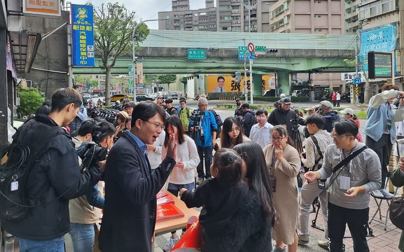 民眾黨立委黃國昌（前左2）3日在新北市板橋區成立聯合服務處，現場發放春聯與紅包，不少支持者到場排隊領取。（黃國昌服務處提供）中央社記者黃旭昇新北傳真  113年2月3日