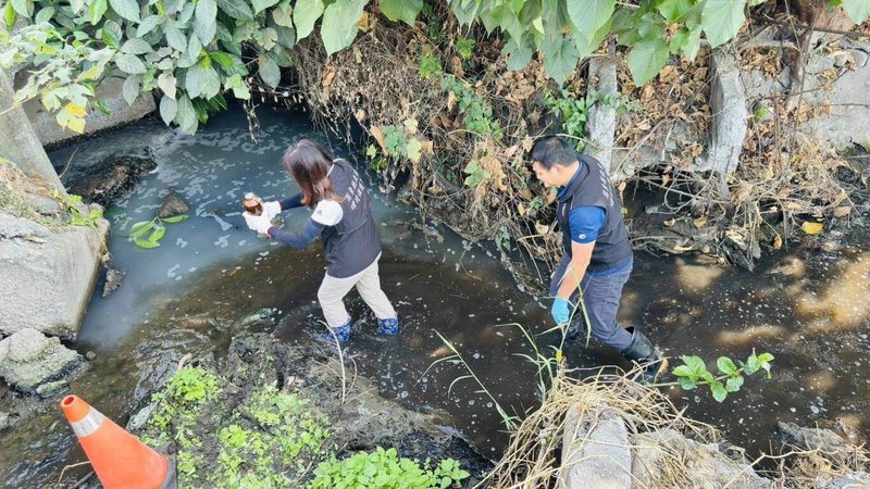 屏東縣環保局3日查獲萬丹鄉一間食品製造廠，因年節趕工污染萬丹大排支流，將業者依違反水污染防治法第30條告發，並要求立即改善。（屏東縣環保局提供）中央社記者張已亷傳真  113年2月3日