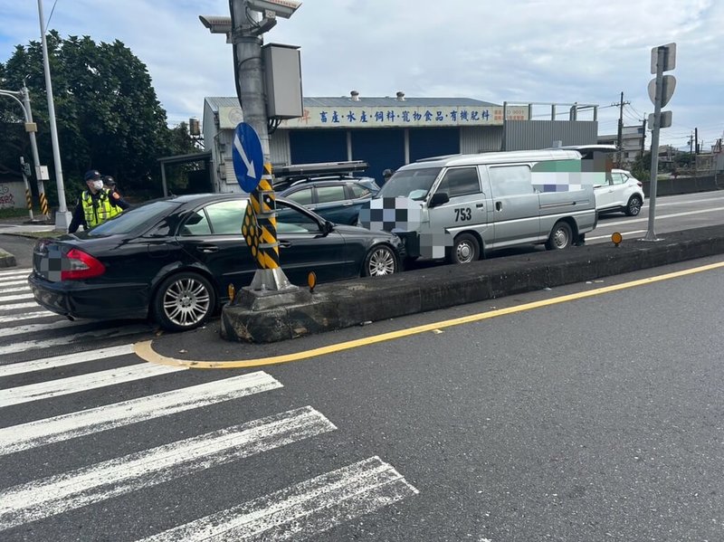 75歲林姓男子3日開車從北宜路往頭城交流道方向停等紅燈時，疑因血糖過低引發身體不適，闖紅燈碰撞對向保全運鈔車，宜蘭縣政府警察局礁溪分局獲報派員到場處理，幸無人員受傷。（讀者提供）中央社記者王朝鈺傳真  113年2月4日