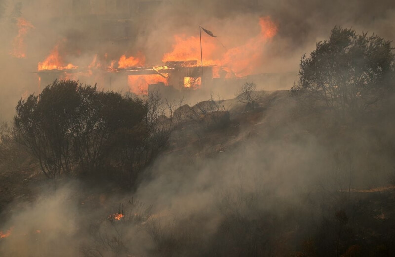智利森林大火延燒比納薩瑪民宅。（路透社）