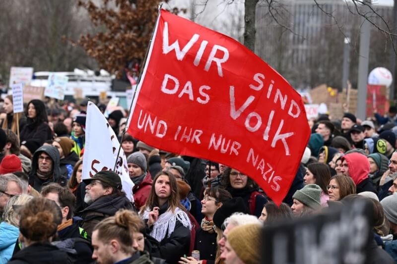 德國反對極右翼德國另類選擇黨的全國抗議活動已進入第4週，德國各地3日約有20萬人走上街頭。圖為民眾舉著標語旗幟寫著「我們是人，而你們只是納粹份子」。（路透社）