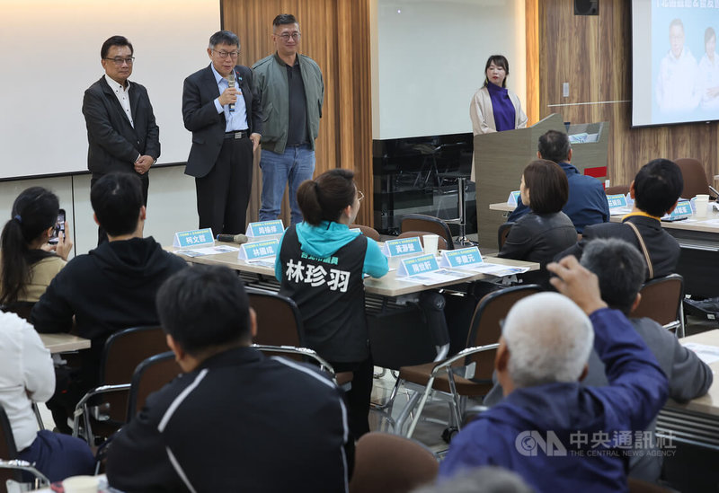 民眾黨主席柯文哲（後左2）4日下午在台北出席北區謝票茶會並致詞，台下支持者也熱情回應。中央社記者趙世勳攝  113年2月4日